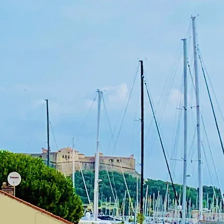 Neuf Vieil Apartment